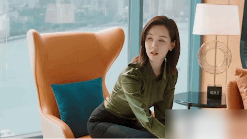 巴黎时装周生图打脸了多少“精修咖”。陈都灵穿一身紫色超季夹克，顶个复古短卷发，直接被WWD外网收了图。
没滤镜，没打光，皮肤纹理都看得清。她站那，背是直的，肩是开的，脖子那根线跟尺子量过一样。这不是饿出来的薄，是十几年舞蹈底子磨出来的架。
再看她这半年，戏也没断。《翘楚》四小时热度破6500，《