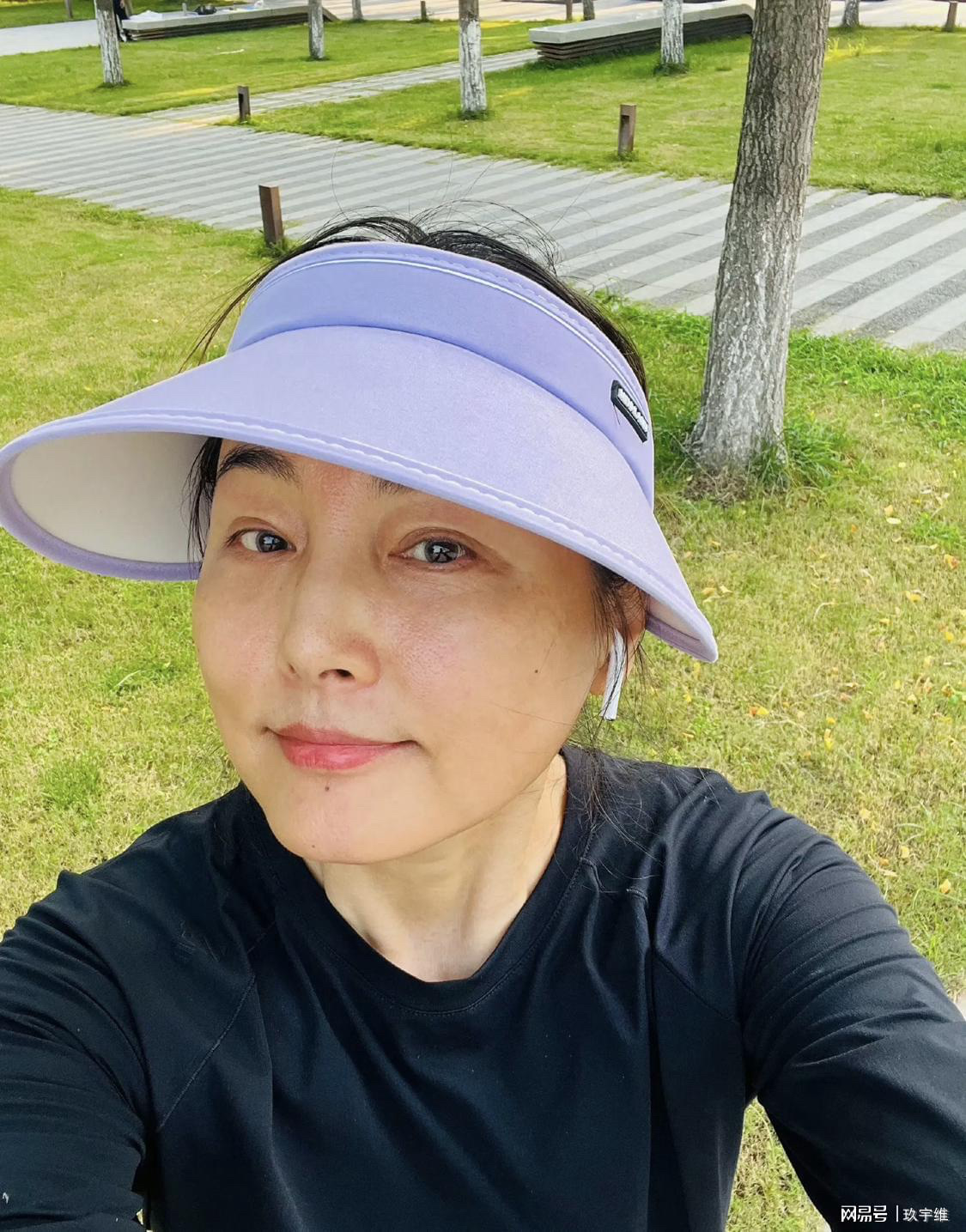 官宣离婚之后，张延终于更新了动态，远赴新西兰看望正在求学的女儿。

没有伤感的文案，没有纠结的倾诉，镜头里是悠闲的风景、温暖的日光。整个人卸下了许多牵绊，那份松弛又自在的状态，隔着屏幕都能感受得到。

曾经《粉红女郎》里利落飒爽的“男人婆”，默默守着家庭许多年。如今女儿长大、人生翻开新一页，她安安静