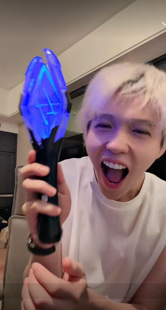 #李昊[超话]#  哈哈哈哈看得出来很开心了 ​