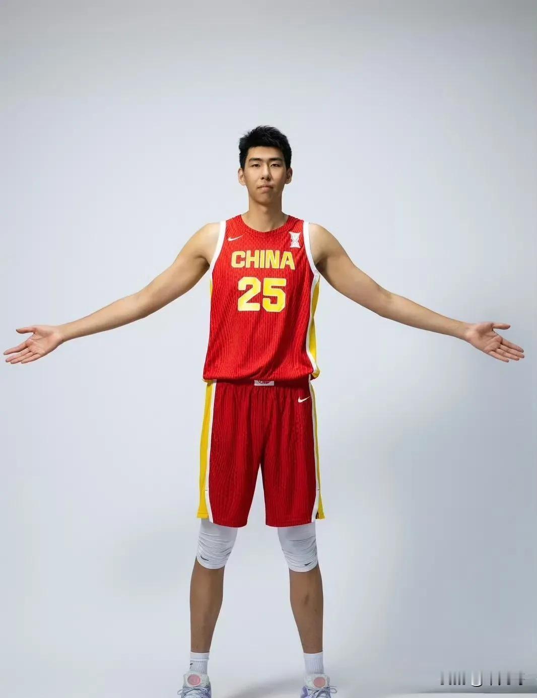 我发现中国女篮的张子宇跟中国男篮的徐昕，两个人的身高是一样，官方数据上...