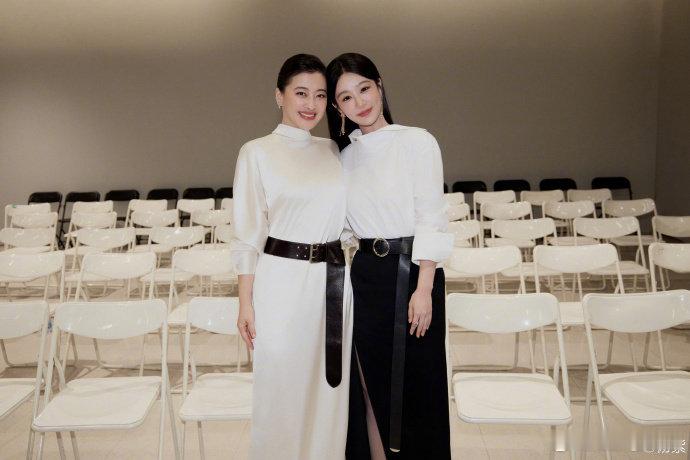 【#杨紫为梅婷拿奖开心#】#杨紫回应唱好运来# ​​​​9月30日，晒照发文总结金鹰奖之夜：能再次站在这个舞台上，让白菊和生命树的故事被大家看见，能拥有这个很温暖、很感动、很幸福的夜晚，已经特别特别珍贵了。为妈妈拿奖感到骄傲，激动剧组能拿到最佳电视剧和最佳编剧的荣誉，作为陪伴这棵小 ​