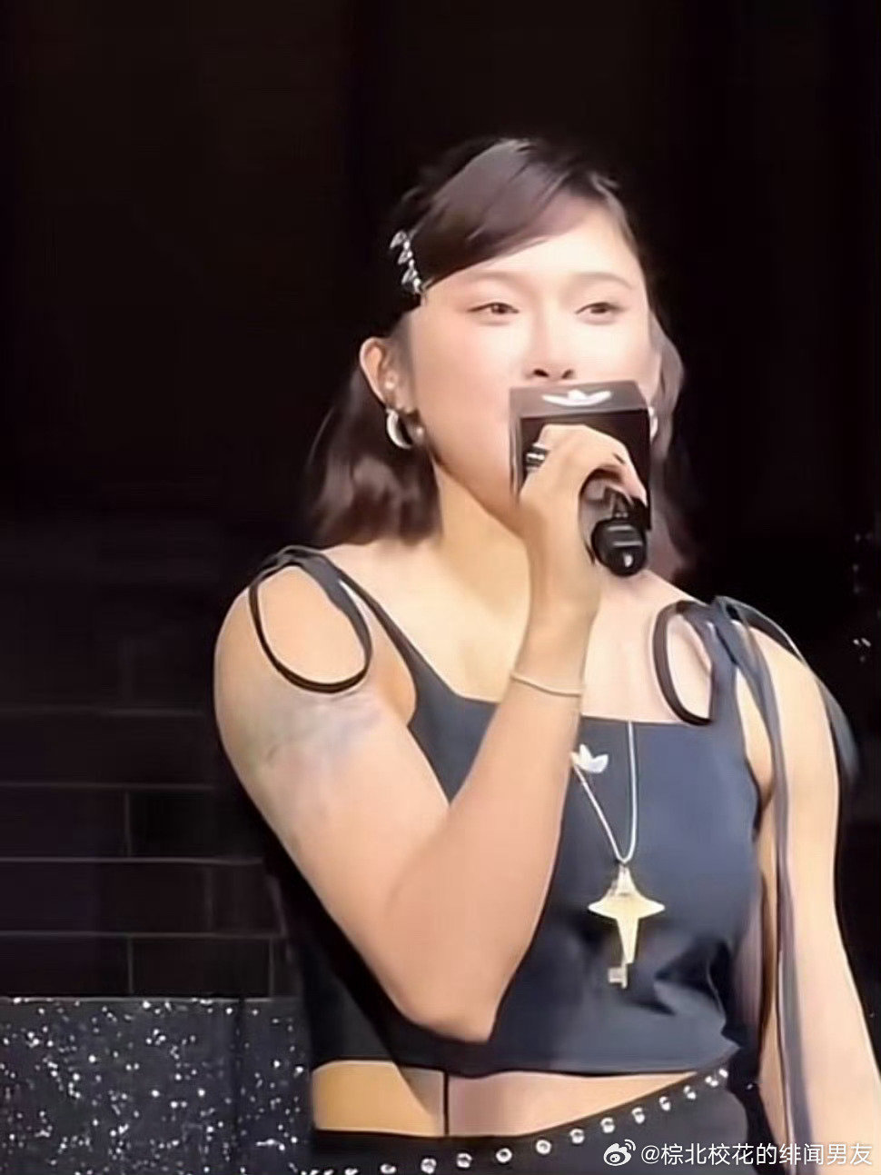 吴艳妮这是选错了衣服，感觉腰都没了全是肚子！ ​​​