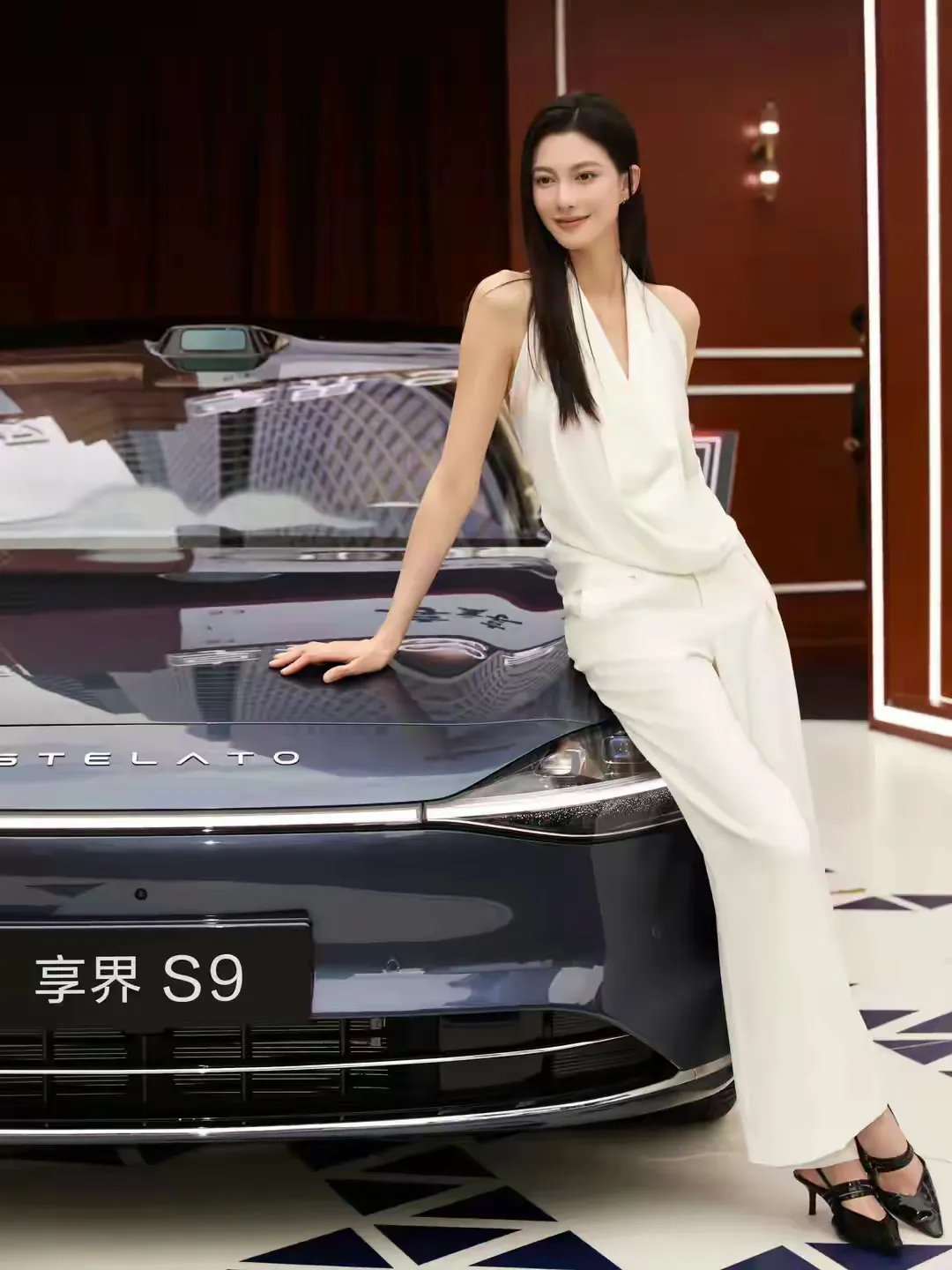 美女车模小姐姐