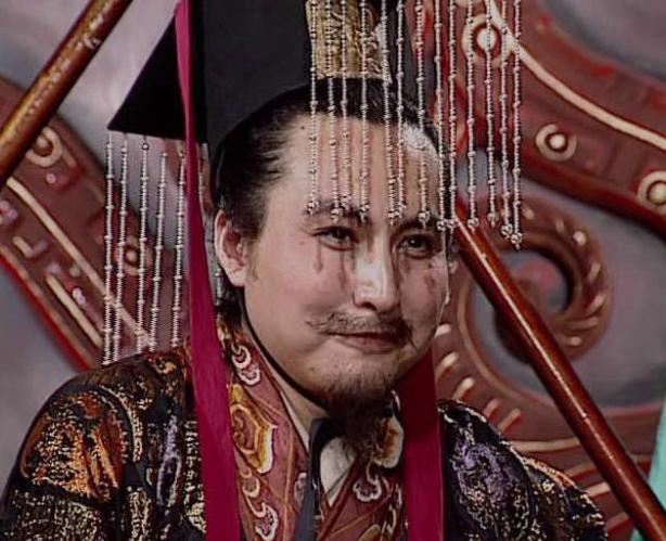 曹彰这人，曹操最能打的儿子，没跑。

力气大得邪乎，没事跟老虎比划两下，带兵跟玩儿似的。曹操打心眼里喜欢这儿子。

可就这么个壮汉，死得稀里糊涂。

曹丕登基第二年，曹彰进京看大哥，突然就没了。史书就俩字：暴薨。

说白了，就是人突然死了，啥理由？没写。

你琢磨琢磨，一个身体壮得像牛犊子的人，说走