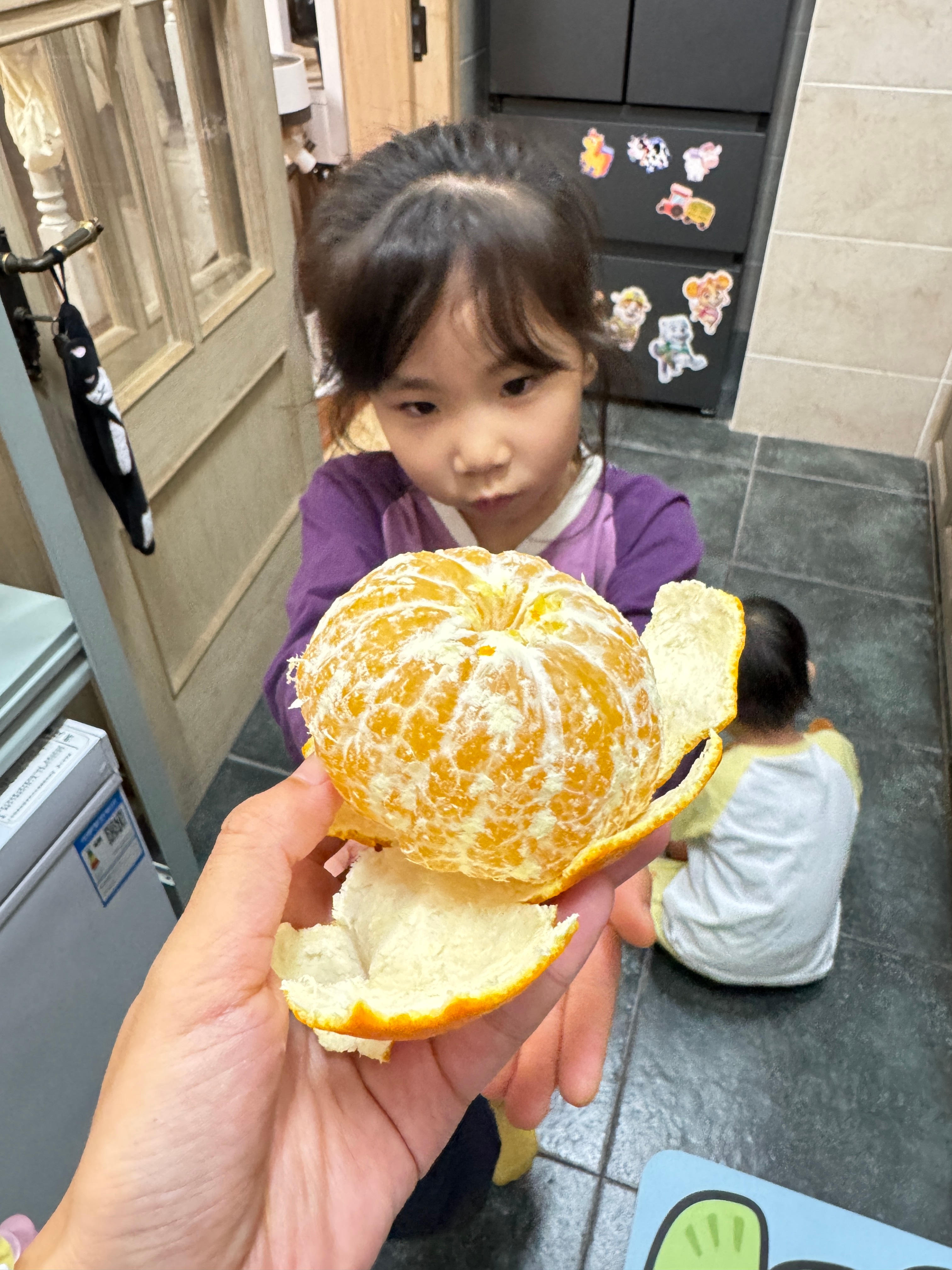 每年到了秋冬季就等着这一口最经典的爱媛果冻橙——爱媛38号果冻橙原产地现摘现发 真正果冻口感，细腻化渣，皮薄无核，完美结合了橙橘的优点🍊新鲜采摘带叶发货，老少皆宜，富含维C，每天都忍不住想来两个！目前初中期的爱媛口感会带点天然果酸，属于黄金酸甜比，吃起来酸酸甜甜很清爽～这个好物闭眼入