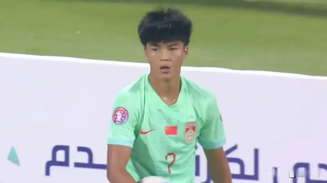 U17海湾杯首轮太提气！中国2-0完胜东道主卡塔尔，阿联酋2-1险胜巴林，A组积分榜出炉：中国队凭借净胜球优势登顶榜首，阿联酋紧随其后，卡塔尔垫底。

袁博涵开场第4分钟抢点破门，刘宇洋第37分钟连过数人劲射扩大比分，上半场就奠定胜局。下半场后防稳如磐石，零封对手。

更硬核的是，这支队伍是U16国