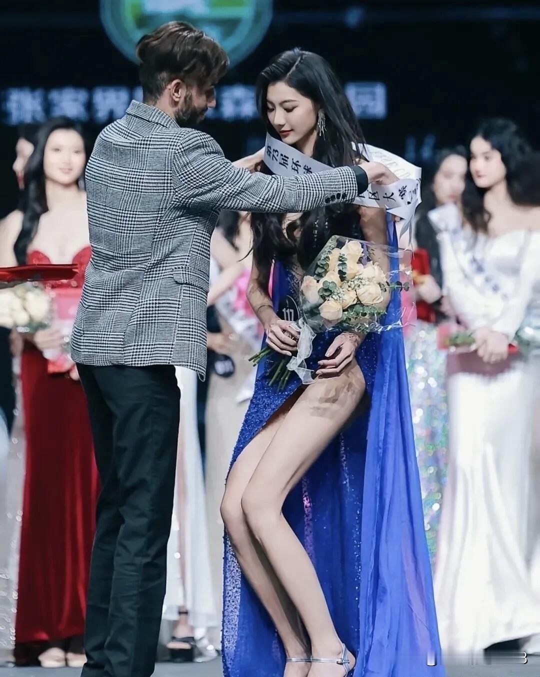 山东的环球小姐赵娜，清新淡雅的黑长直发，精致的脸蛋，又直又细的大长腿...