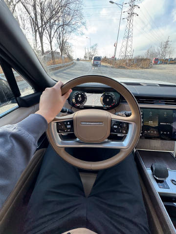 今天太冷了，还好我开的揽胜行政典范加长版富士白配琥珀褐豪华温莎真皮的座...