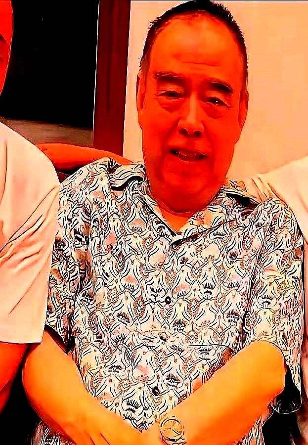 手戴60万金表，74岁的陈凯歌在三亚饭局上，居然站起来挨个弯腰倒酒、剥虾。

酒倒给资方，倒给年轻编剧，甚至还弯腰给儿子陈飞宇满上。主位空着不坐，他自己挑了靠门的位置坐下。

在片场他能骂场记、怼演员，一个镜头磨几十遍。下了戏，身段却放得这么低。

有人说这是摆谱，有人说他活明白了。其实片场是在争戏