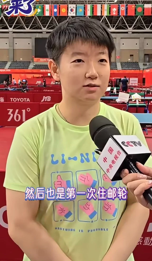 #孙颖莎说住邮轮挺新鲜的#孙颖莎一句“别坐错班车、别迟到”，看似玩笑，实则精准点出了国乒本届亚运会最大的场外变量。国乒驻地邮轮距比赛场馆约30公里，单程通勤1.5小时，往返近3小时，而东道主日本队驻地距场馆仅约20分钟。更棘手的是，队伍抵达时已因组委会系统故障滞留机场近6小时，后勤衔接的脆弱性暴露无遗。在此背景下，孙颖莎将“提前量”和“别上错车”挂在嘴边，体现的是顶尖运动员对节奏掌控的自觉——竞技状态不仅取决于训练，更取决于能否把通勤损耗降到最低。这提醒保障团队：冠军的基石往往不在球台边，而在班车时刻表里。#鸣聊体育