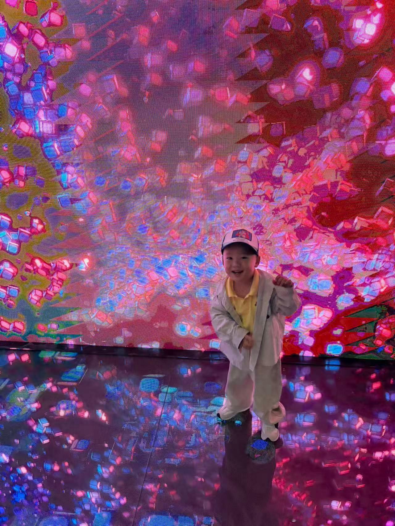 今天是乐乐宝贝出生的第966天。早晨宝贝睡到7点钟。昨天晚上从12点喊宝宝尿尿，喊到3点才尿出来。睡醒之后就起来去吃煎包啦，吃的饱饱的。然后去了桂花艺术馆玩的点点画画，还在停车场里看了奔驰奥迪大众。好多好多车。。然后，宝贝下车，妈妈藏在门后面了。宝贝没发现。宝贝往后一退，然后又呼呼的跑 ​