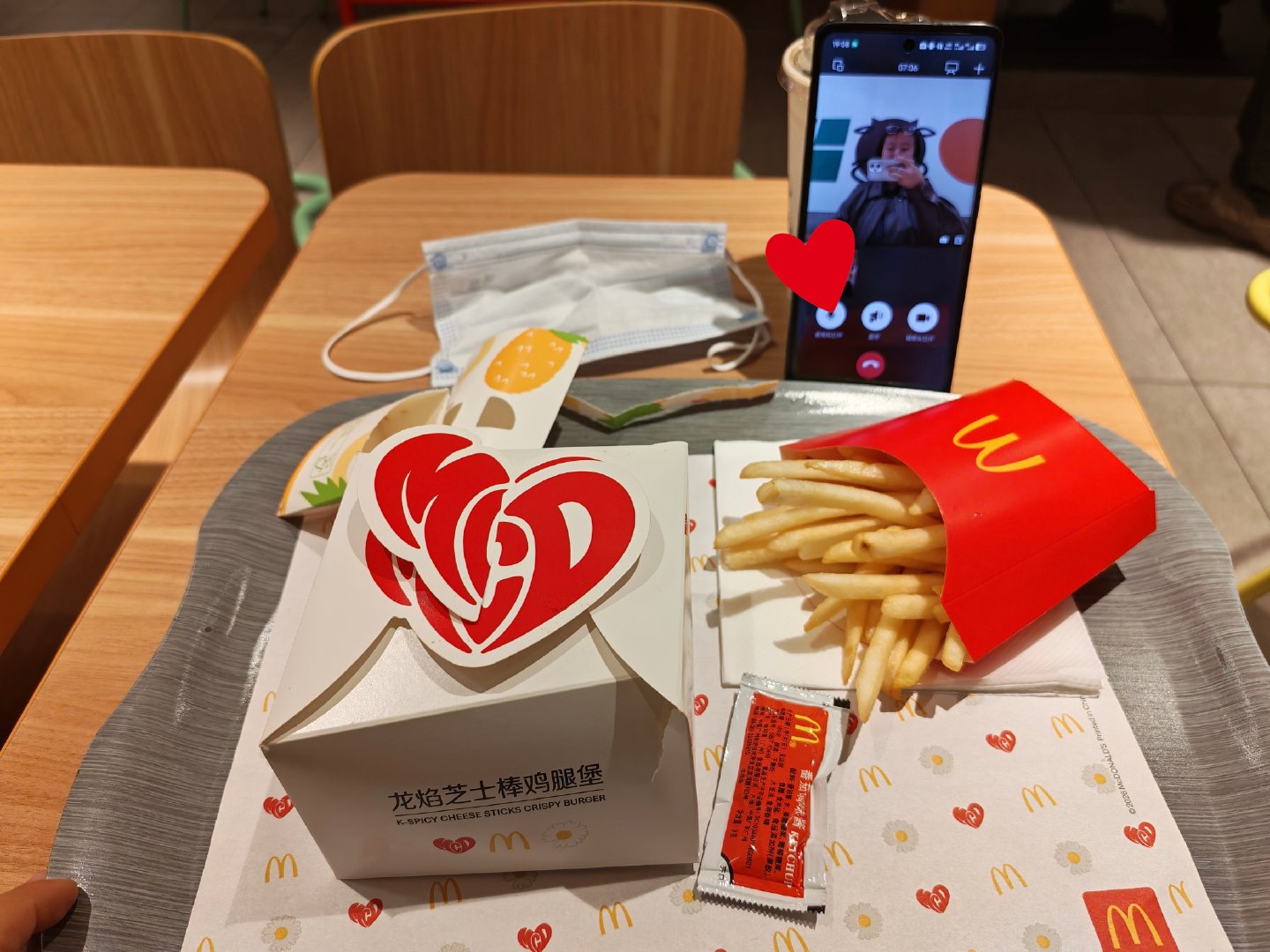 好久没来吃麦了 居然上了GD联名套餐
吃着吃着听到了吴青峰和张韶涵的《蓝眼睛》
谁懂啊 真的是谁懂啊 ​