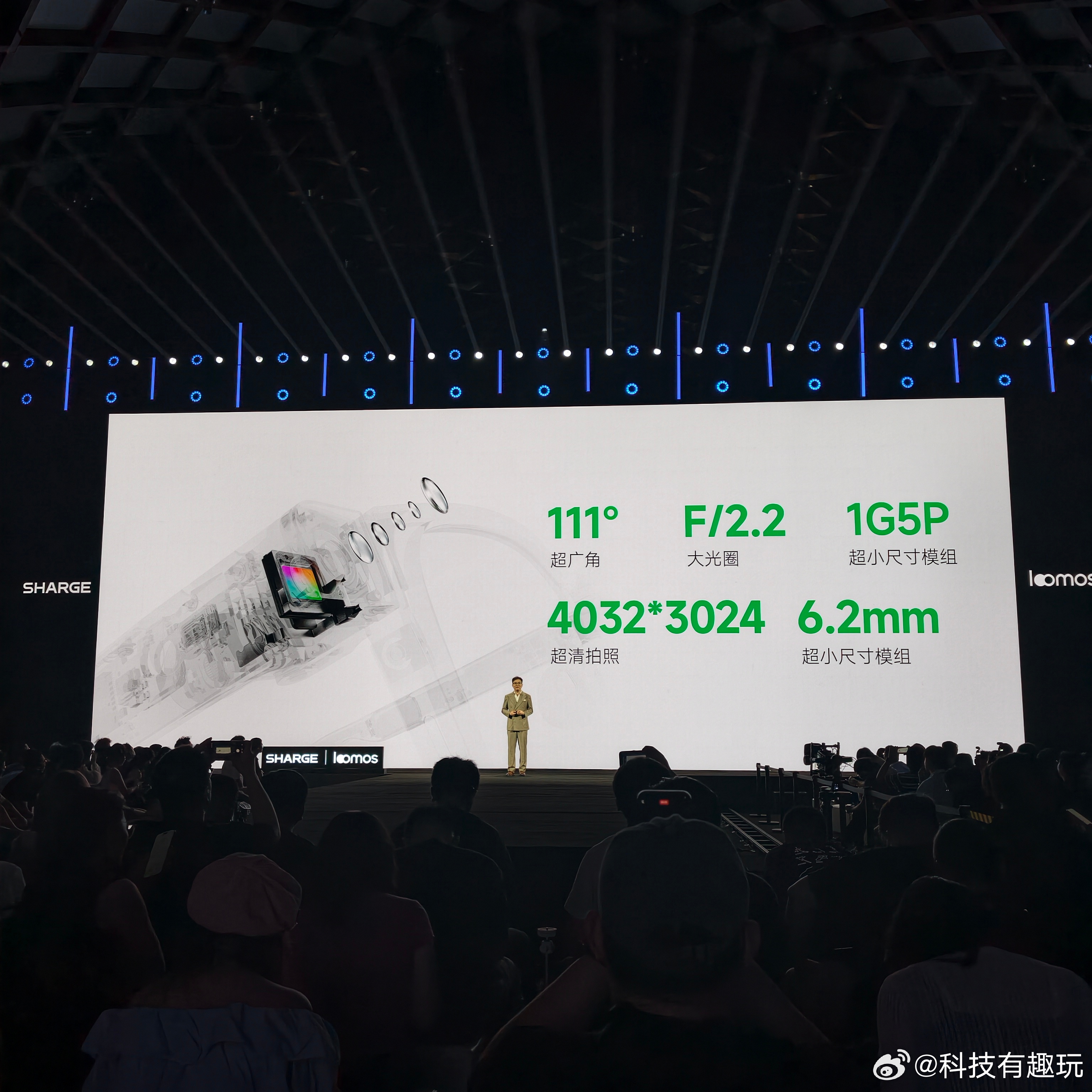 #闪极AI眼镜发布会#闪极loomos L1价格出来了，限时2999元，直接标配价值4680元蔡司泽瑞铂金1.67镜片。2699元版本，标配依视路钻晶膜洁1.67镜片！
 
硬件方面，凤凰架构双芯方案，镜腿内置索尼IMX681传感器，1200万像素、111°超广角，带EIS电子防抖，第一视角随手记录很方便 。LoomOS2.0的AI记忆引擎， ​