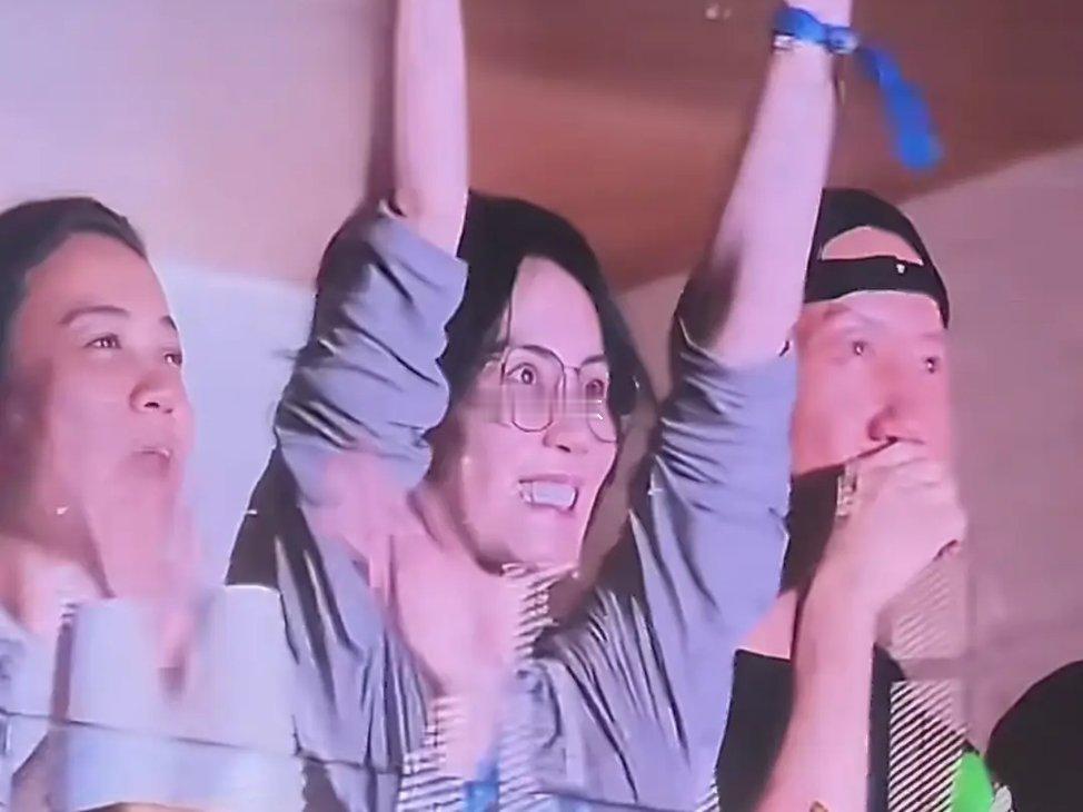 王菲难得精致全妆现身那英演唱会，谁能想到当年天后死对头如今30年好友[doge] ​