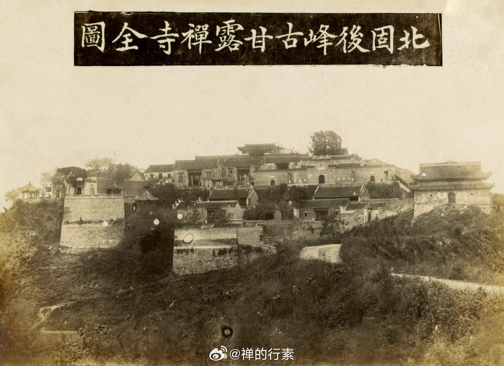镇江甘露寺北固山北峰之巅有甘露寺。甘露寺始建于东吴甘露年间（265—266年） ，故名“甘露寺”，寺额为张飞的亲笔。他为了纪念镇江曾作过东吴都城，使人们永远不会忘记三国鼎立的史实，故将三国时刘孙联盟的史迹、孙刘联姻的传说及遗物移上山来，从此，北固山便成为我国著名的历史胜境了。至今京剧中《甘露寺》（又名《龙凤呈祥》）这一传统剧目，已深入民间。因此，凡是来镇江的游客，都要到此一游，登北固山，访甘露寺，看看刘备结婚的大殿，联想孙尚香出嫁的往事。古甘露寺规模宏大，宋代有僧侣500多人。明、清是全盛时期，寺宇、殿堂、僧屋计有200多间。康熙、乾隆二帝曾在此建有行宫。甘露寺又是中国古代著名的古刹之一，其建筑特点与金山、焦山不同，采用了“以寺镇山”的手法，故有飞阁凌空之势，形成了“夺冠山”的特色。甘露寺刘备招亲的故事出自《三国演义》。刘备借东吴的荆州后，没有归还之意，周瑜便定下了美人计，企图乘刘备过江之机，把刘备扣留起来作为人质，以夺取荆州。甘露寺这一阴谋，被刘备足智多谋的军师诸葛亮所识破，就将...