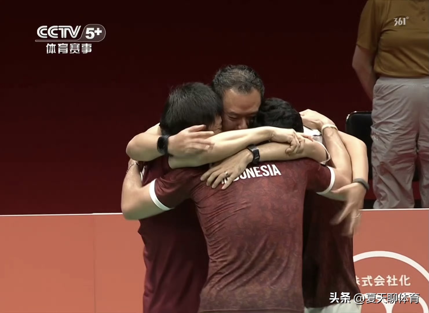 印尼组合夺冠后抱头痛哭，卡尔南多/马丁世界排名46位，在本届亚运会上过五关斩六将，1/4决赛赢了排名第一的韩国徐坤组合，决赛又赢了新科世锦赛冠军梁王组合，爆冷问鼎亚运会男双冠军！这是印尼羽毛球队在本届亚运会单项的第一块金牌，也是唯一的一块金牌，另外一块是男子团体金牌，我们的男双、男团决赛都输给了印尼