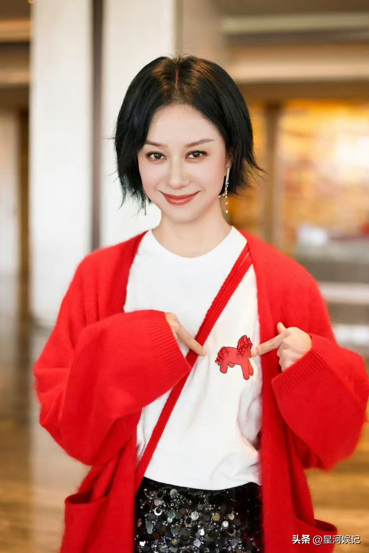 9月8日，倪虹洁一段街头日常视频曝光，瞬间掀起全网争议。有博主在北京某园区偶遇倪虹洁，她头戴渔夫帽、一身温柔穿搭，和友人随性聊天抽烟，画面气质松弛慵懒。可让人意外的是，抽完烟后，她直接将未熄灭的烟头随手丢弃在路边，没有掐灭、也未扔进垃圾桶，整套不文明行为被完整拍下。
 
视频火速刷屏登上热搜，最让人