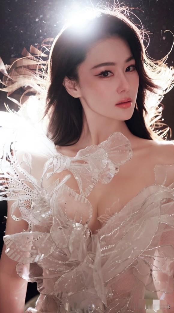 为什么张馨予现在很少拍戏了？
原因很简单，
不是没戏拍，也不是演技不行，而是她早就不把拍戏看成生活的必选项！
 
婚后成为军嫂，她主动规避暧昧、争议类角色，可接剧本范围大幅收窄，不会为了曝光随意接剧。
 
张馨予本人多次公开回应，拍戏依旧在坚持，但宁缺毋滥，没有优质角色和靠谱剧组，宁愿休息陪伴家人。