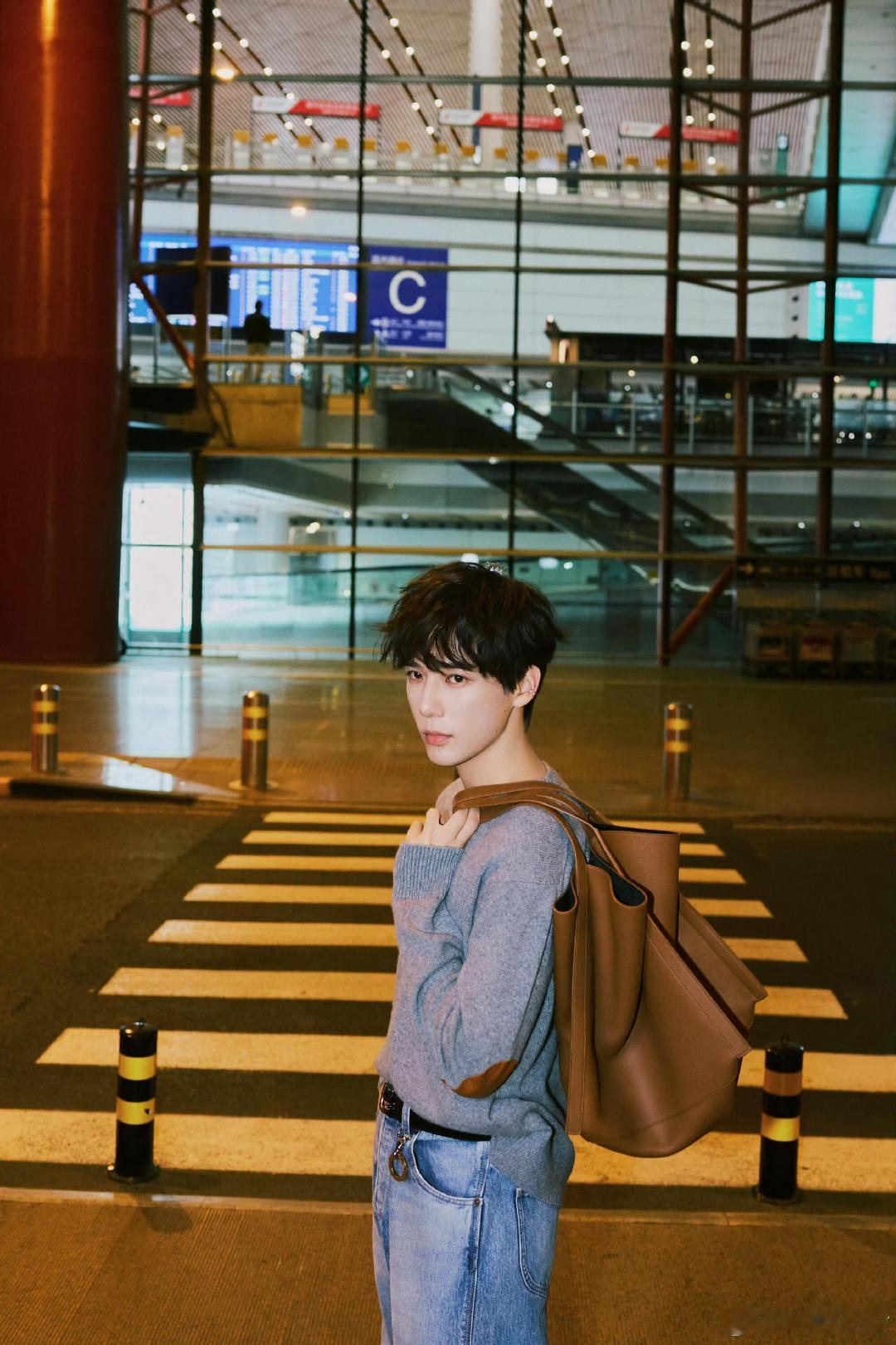 #时装周# 中韩泰Celine面孔集结出发巴黎时装周。CELINE全球品牌大使刘诗诗、品牌大使孙千、王安宇，韩国组合TWS（申惟、金道勋、崔英宰、韩振、韩志薰、李炅潣），梁家辉、Book Kasidet一同启程，亮相CELINE 2027夏季时装秀。多国风格碰撞，演绎法式松弛质感，静候秀场高光时刻！#大秀直击##刘诗诗孙千王安宇启程巴黎时装周#