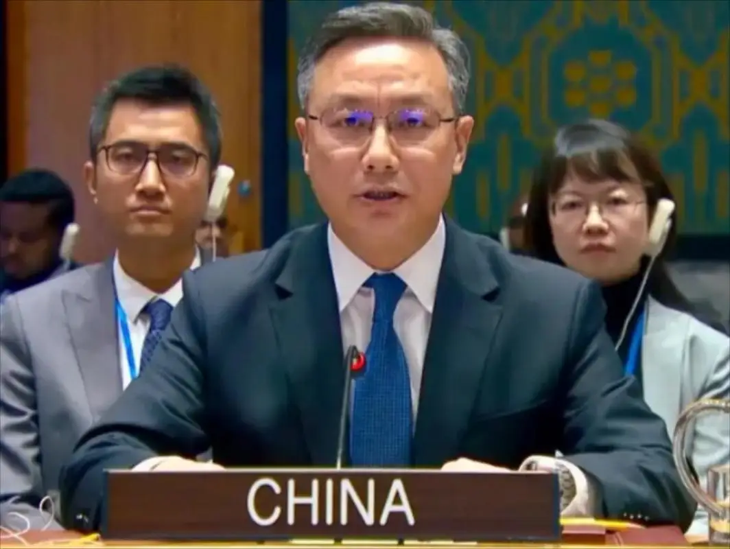 说明白点，中国否决涉伊朗决议到底反对的是什么？

9月17日，联合国安理会投票，美国提了一个关于伊朗的决议，想继续延长对伊朗的制裁监督。中国和俄罗斯投了反对票，决议没通过。10月1日，联大专门开会讨论这事，中国代表到场把话说清楚了。

中国到底反对什么？说白了就三句话。

第一，那份决议的“法律依据
