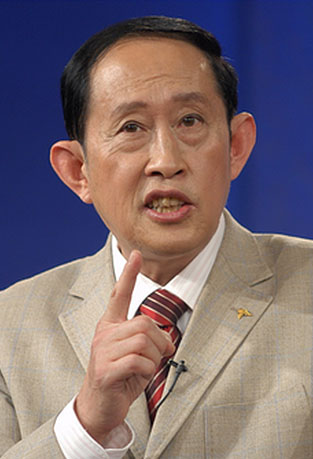 翻到之前记在笔记本的王立群老师的几句话，越品越有味道。
他说“人生三大坎：德薄而位尊，智小而谋大，力小而任重”，之前刚入职接了自己完全扛不住的大项目，熬了三周天天凌晨两点下班，最后项目黄了还连累两个同事被扣绩效，回头看刚好踩中了“力小而任重”的坑。
还有那句“历史是过去的今天，今天是未来的历史”，平