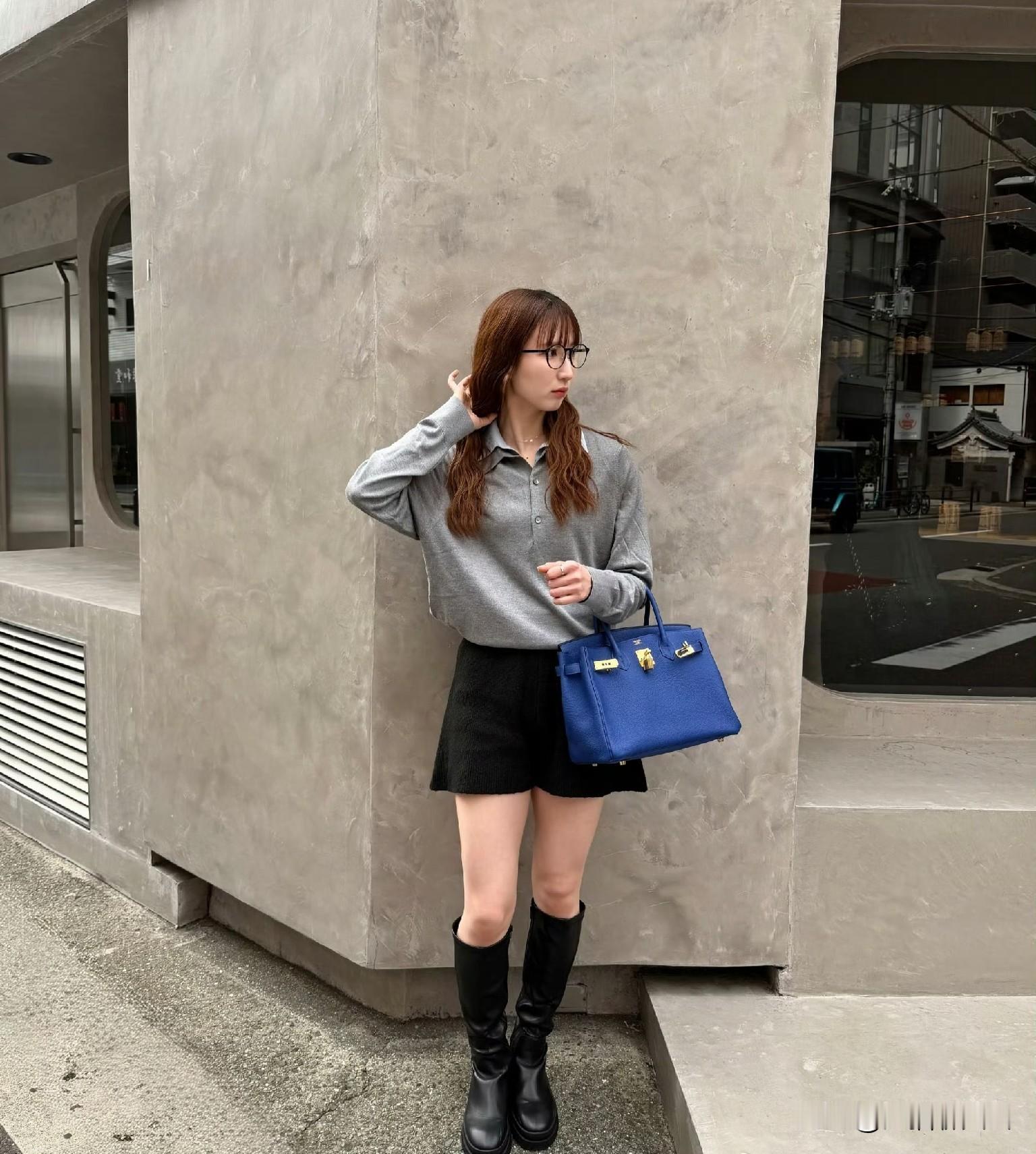 早田希娜社媒更新，久违的私服
早田在日本队里算是白富美了吧，比赛时手上带的首饰都是奢侈品
这次拿的包包一看就值钱[星星眼]