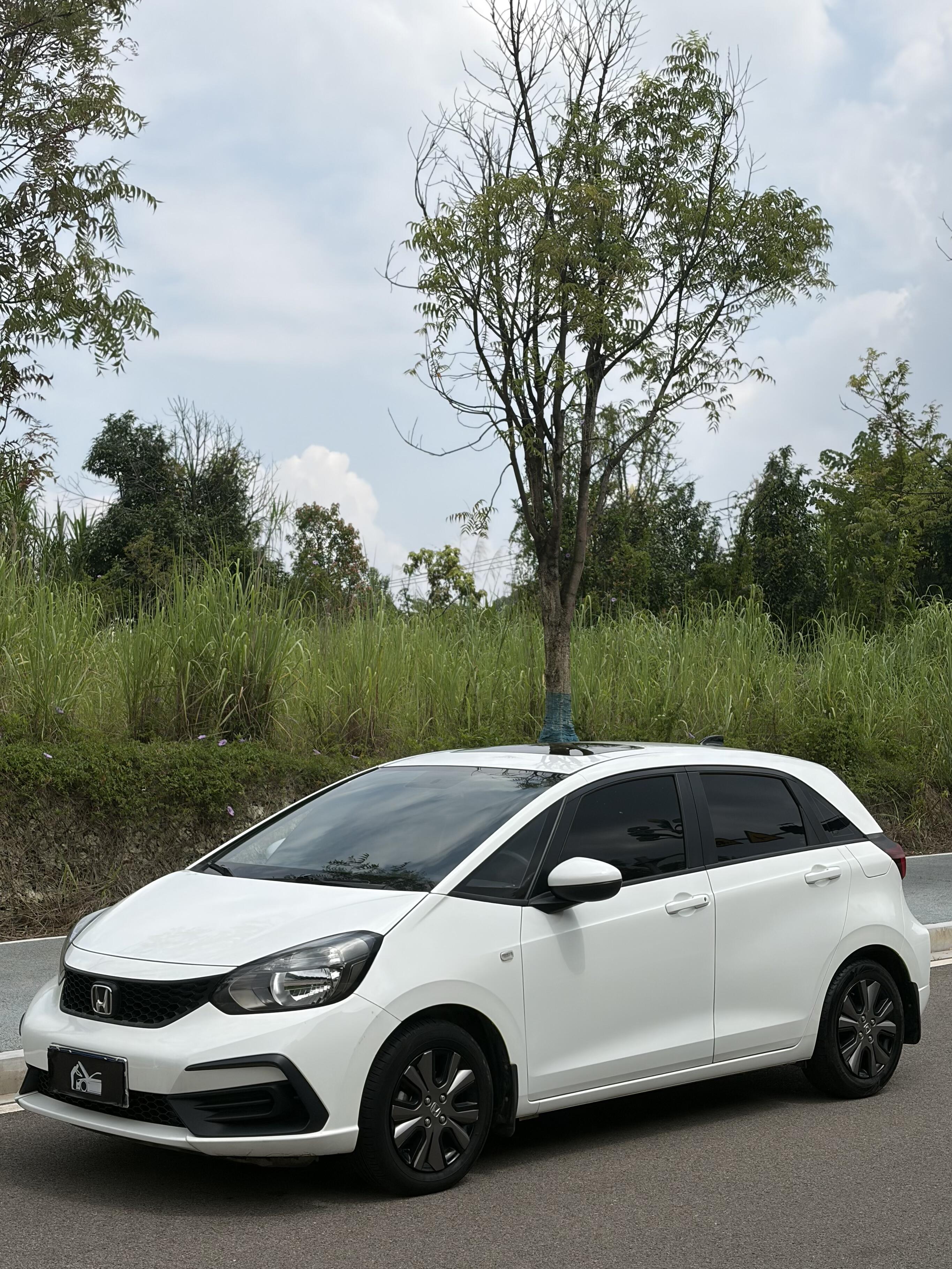 本田飞度,保值率高到让人纠结要不要加钱买新车
飞度这车在二手市场的保值表现,属于那种&34;反常识&34;级别的存在,三年保值率能做到70%左右,这个数字放在整个紧凑型车市场里都是拔尖的。很多人研究完这个数据之后,第一反应是&34;这价格加点钱直接买新车不香吗&34;,这个思路其实挺合理的。
保值率高的背后,是飞度在年轻用