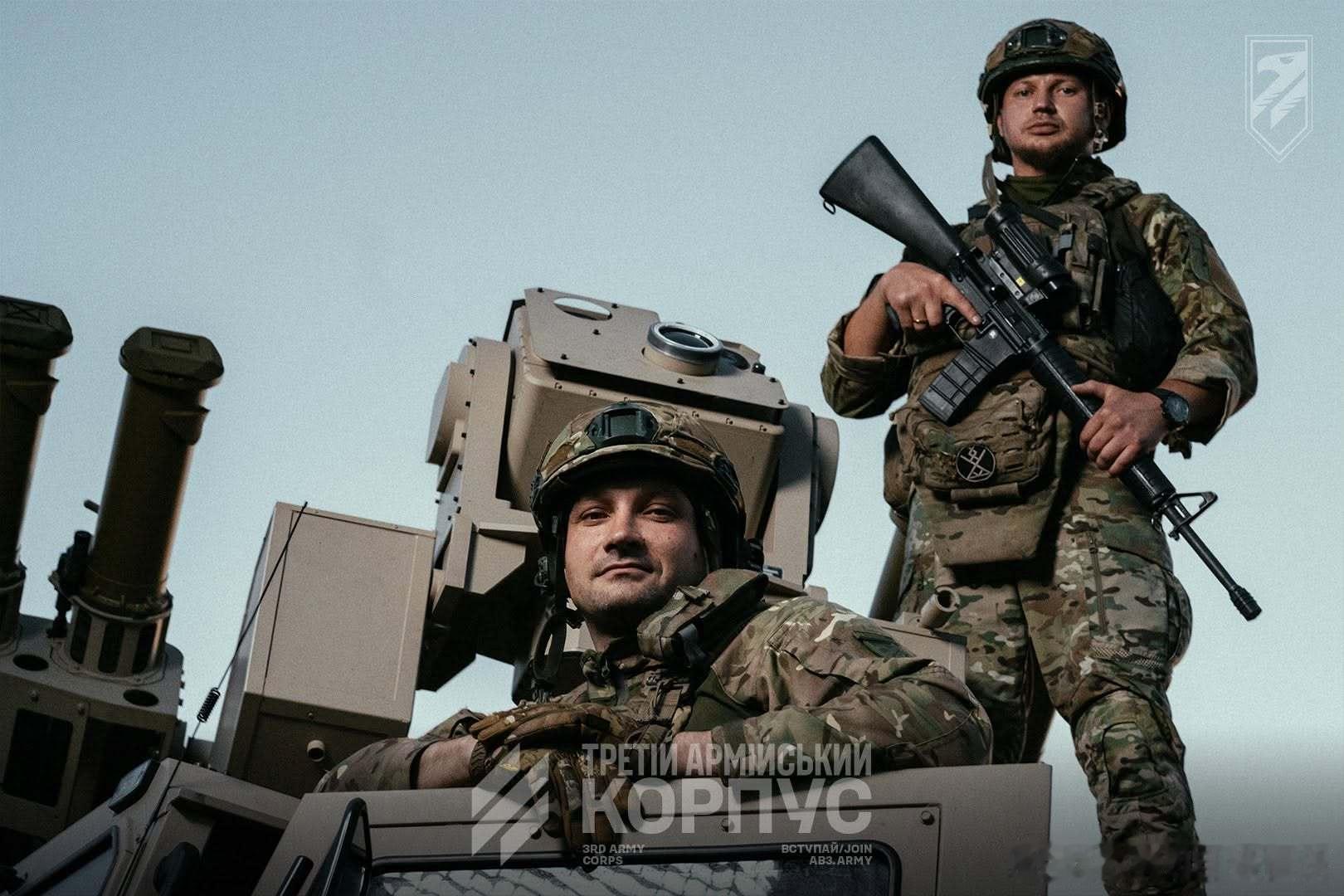“Rapid Ranger”是近程防空领域的强力装备！
西方先进武器系统已融入第3军的防空体系。第3军下属第1030防空导弹与火炮团（代号“Aquila”/“天鹰”）的官兵们正在为“Rapid Ranger”系统装填防空导弹，准备执行战斗任务。
这款轻型且高度自动化的防空系统填补了机动火力小组与重型、机动性较差的防空 ​