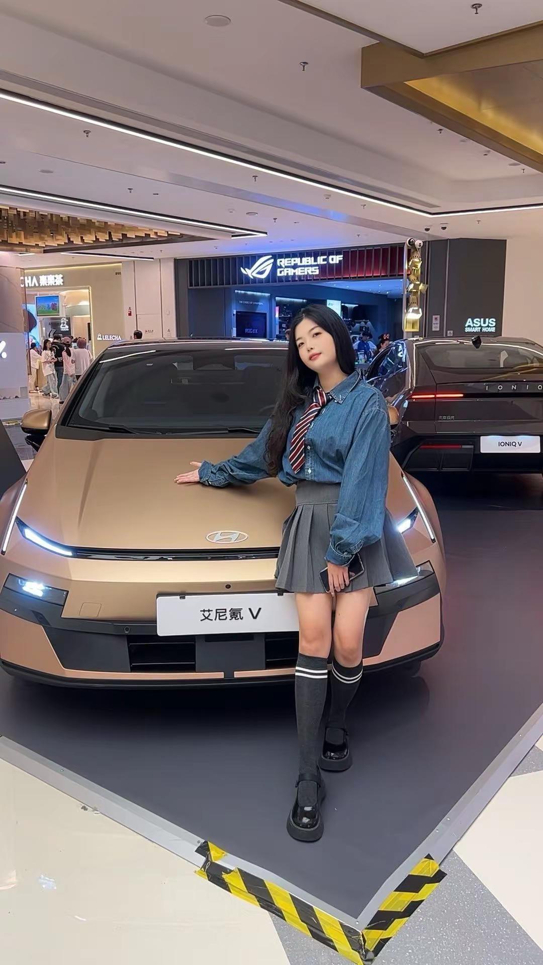 对着镜头比个V 范丞丞同款座驾艾尼氪V