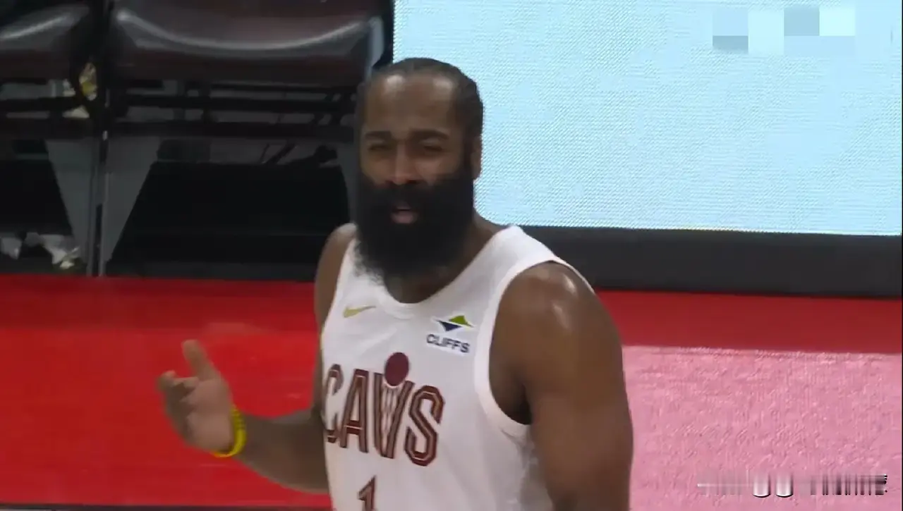 你发现没有，职业生涯末年的哈登真是太幸运了！NBA的一位老板帮助哈登脱离苦海，又一位老板保住了哈登的饭碗。他们分别是快船老板鲍尔默和骑士老板吉尔伯特。上个赛季开赛前，快船队成功招招募来保罗、比尔等球星，志在夺冠，而开赛后球队连续输球，保罗被球队放弃，比尔赛季报销，接下来哈登和伦纳德奋力带队找回赢球模