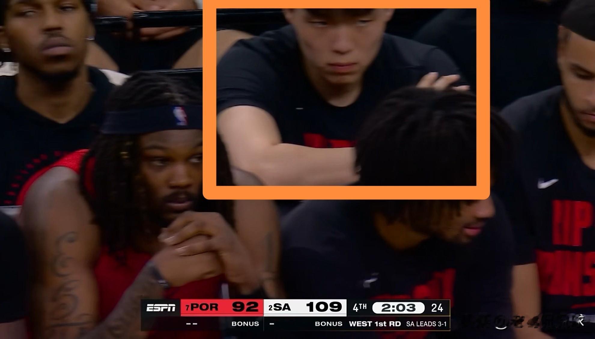 开拓者新秀杨瀚森真是太落寞了！在今天开拓者客场挑战马刺的首轮G5中，当...