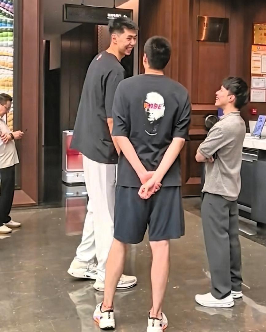 在两米二六的大中锋面前，哪怕是球队少东家，同框时也逃不过“大人带小孩”的既视感。
今天上午在汕头澄海的白天鹅酒店大堂，徐昕正巧碰上了宏远少东家陈浩峰，旁边还站着老大哥任骏飞。
三个人凑在走廊边上聊得那叫一个热络。
平时看比赛知道徐昕个子高，但脱了球衣往陈浩峰身边这么一杵，视觉冲击力实在太直接了
