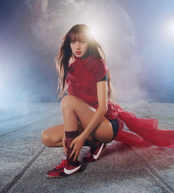 Lisa拍摄Nike最新Moon Shoe登月鞋🌔