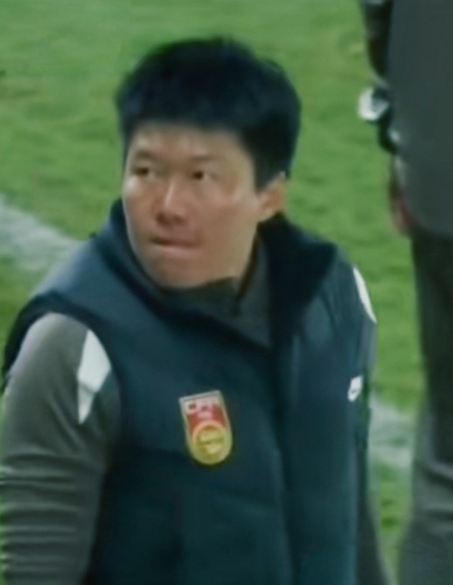 看来马晓旭马指导是个狠人。
当刘雨希一记远射，女足第三次洞穿美国队的大门时，马晓旭脸上见不到任何喜悦之情，紧咬舌尖，目光锐利。

先把那场球的底细摆清楚。10月26号凌晨，摩洛哥拉巴特，U17女足世界杯E组末轮，中国队3比2赢美国，三战全胜小组头名出线。
 
刘雨希第7分钟单刀破门，第81分钟小角度
