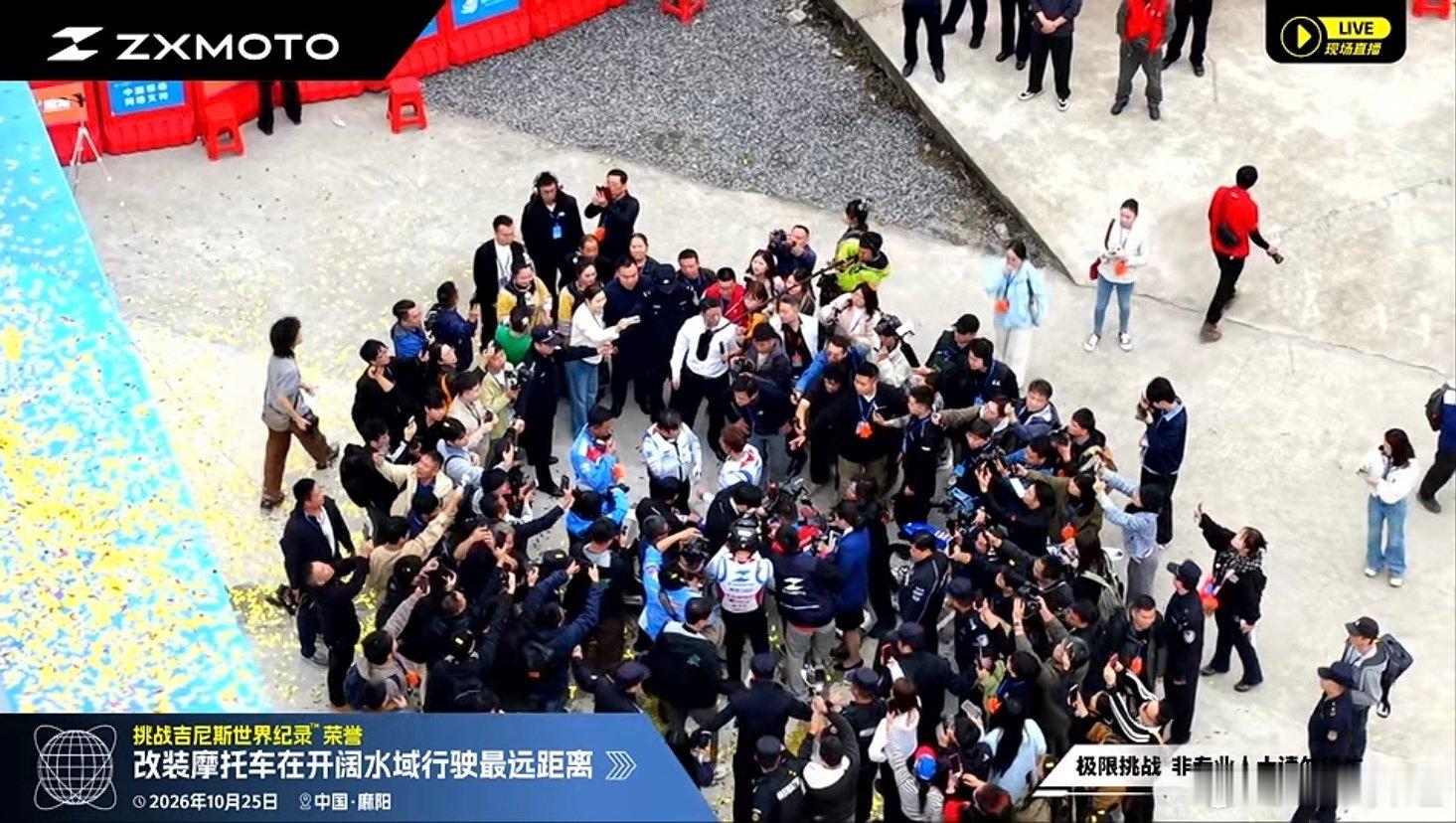挑战成功，张雪在湖南麻阳完成40公里水上骑行，正式超越此前31.8公里的吉尼斯世界纪录，而17年前他四次挑战最远只滑出20米。 ​