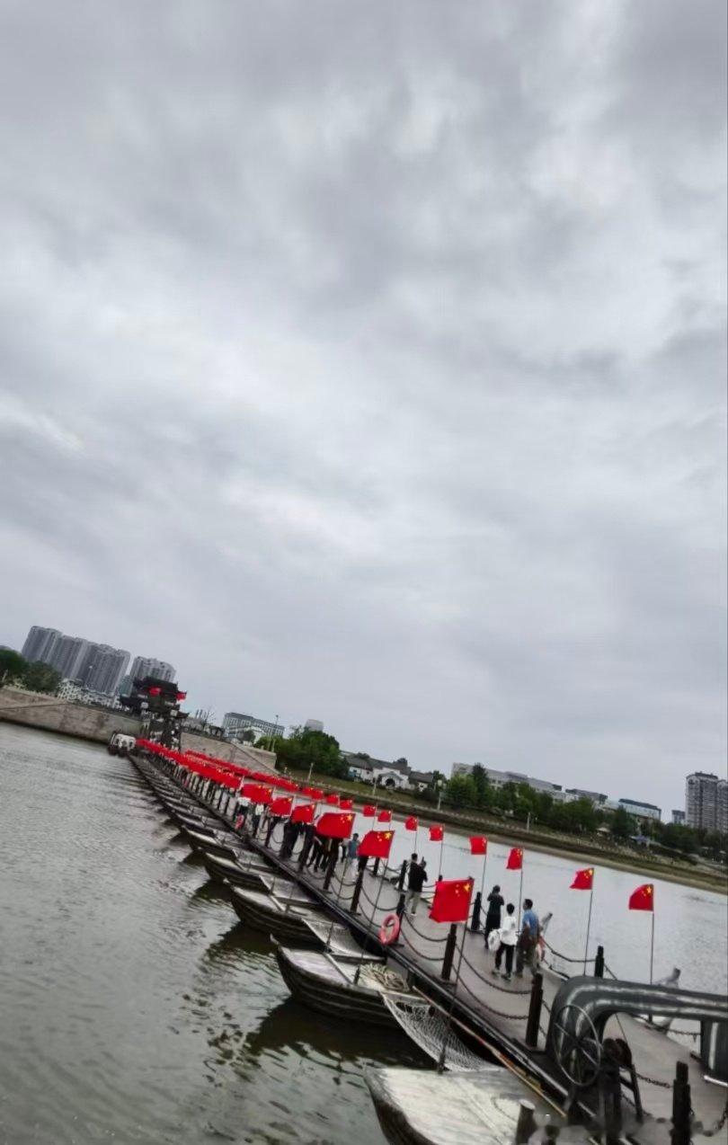 国庆旅途故事:
2026年，十月一日，再次见证祖国的繁荣昌盛，开着深蓝S05来义乌佛堂玩玩。义乌佛堂还是古色古香的。到处插着国旗，见证我们祖国的繁荣。#我是深蓝百万分之一# ​
