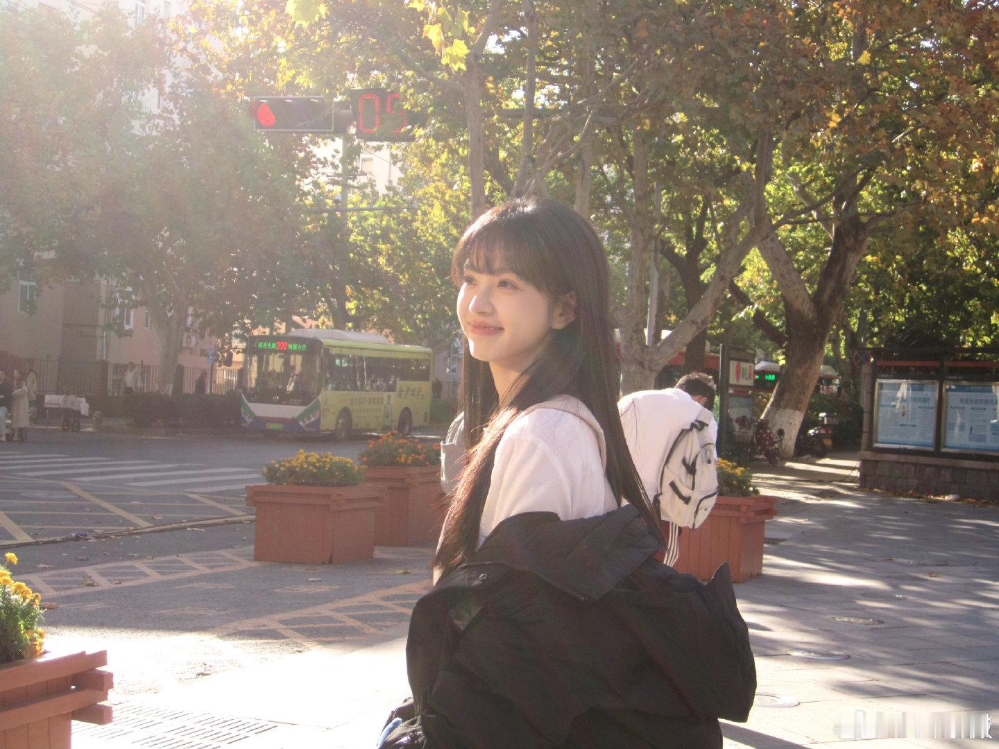 #田曦薇[超话]#  街角秋风，遇见田曦薇。#田曦薇天才女友# ​