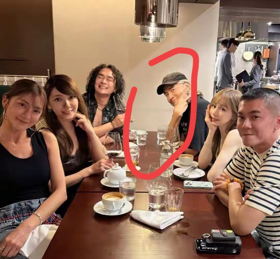郑元畅有钱也扛不住的衰老！

郑元畅出现在王心凌44岁的生日会上，整个人就像个小老头，44岁的他一头白发造型戴着鸭舌帽，难掩自己的衰老，他的花期真的太短了；

不过身体显老，心态显年轻，还知道比耶，对比一看44岁王心凌是真的年轻，我的江直树再也回不来了…！