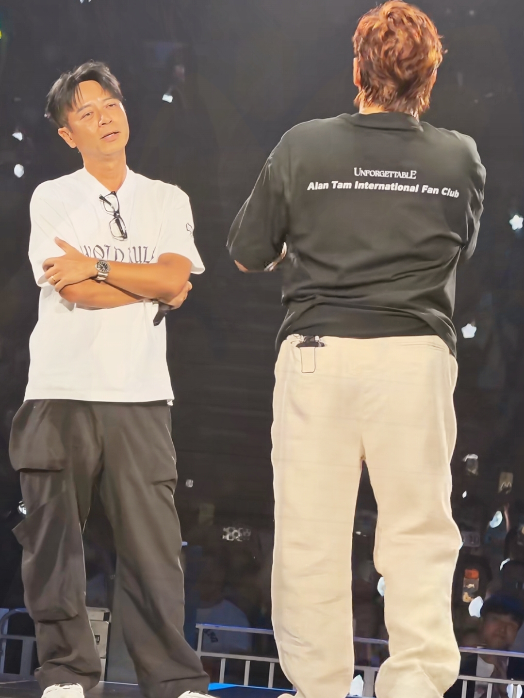 谭咏麟临场喊李克勤上台，
看懂真正的神仙友谊
 为什么现在的演唱会，再也看不到这种随性又暖心的瞬间？
 
谭咏麟开专场演唱会，台下李克勤本来只是安静听歌。没想到被台上突然点名，情急之下直接翻栏登台。
 
全程零彩排、零剧本，临时凑出来的合唱，却稳得让人惊艳。
 
两人合唱经典老歌，节奏默契、气息贴合