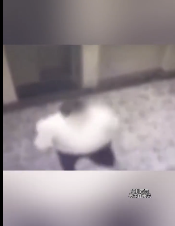 “讹天讹地讹空气！” 陕西西安，一男子为女儿庆生，酒桌上与妻子拌嘴后负气离席，竟用身体猛撞自家 18 层电梯门，门体瞬间脱落，人直接坠入电梯井身亡。家属悲痛欲绝，一纸诉状将物业告上法庭，索赔 155 万余元，直指电梯老化、未贴警示标识。法院最终判了

判决书下来的那一刻，很多人愣住了。物业赔十四万九