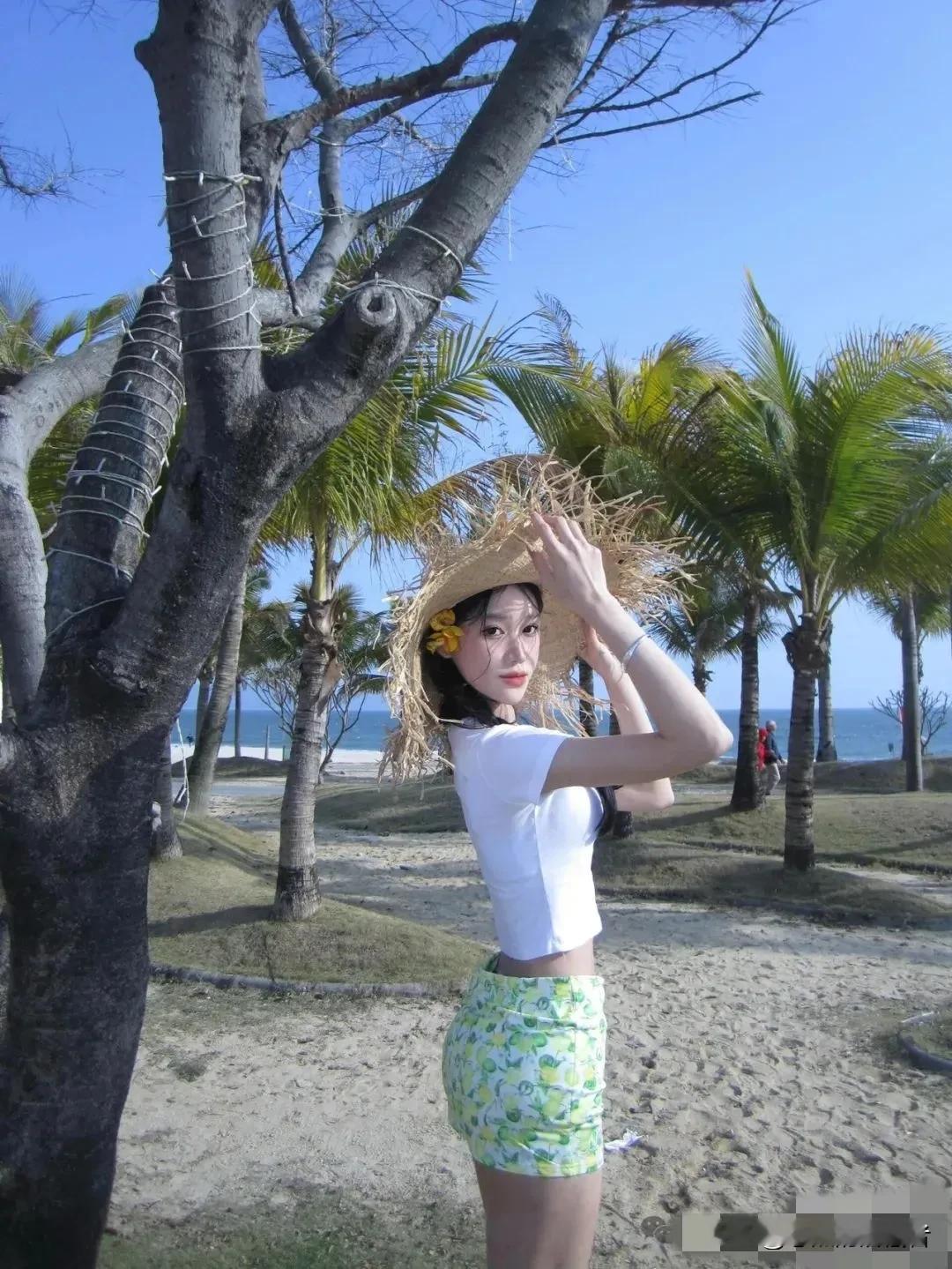 海滩上的美女总是一道亮丽的风景线。那清纯靓丽的模样，就像海风吹过的清新...