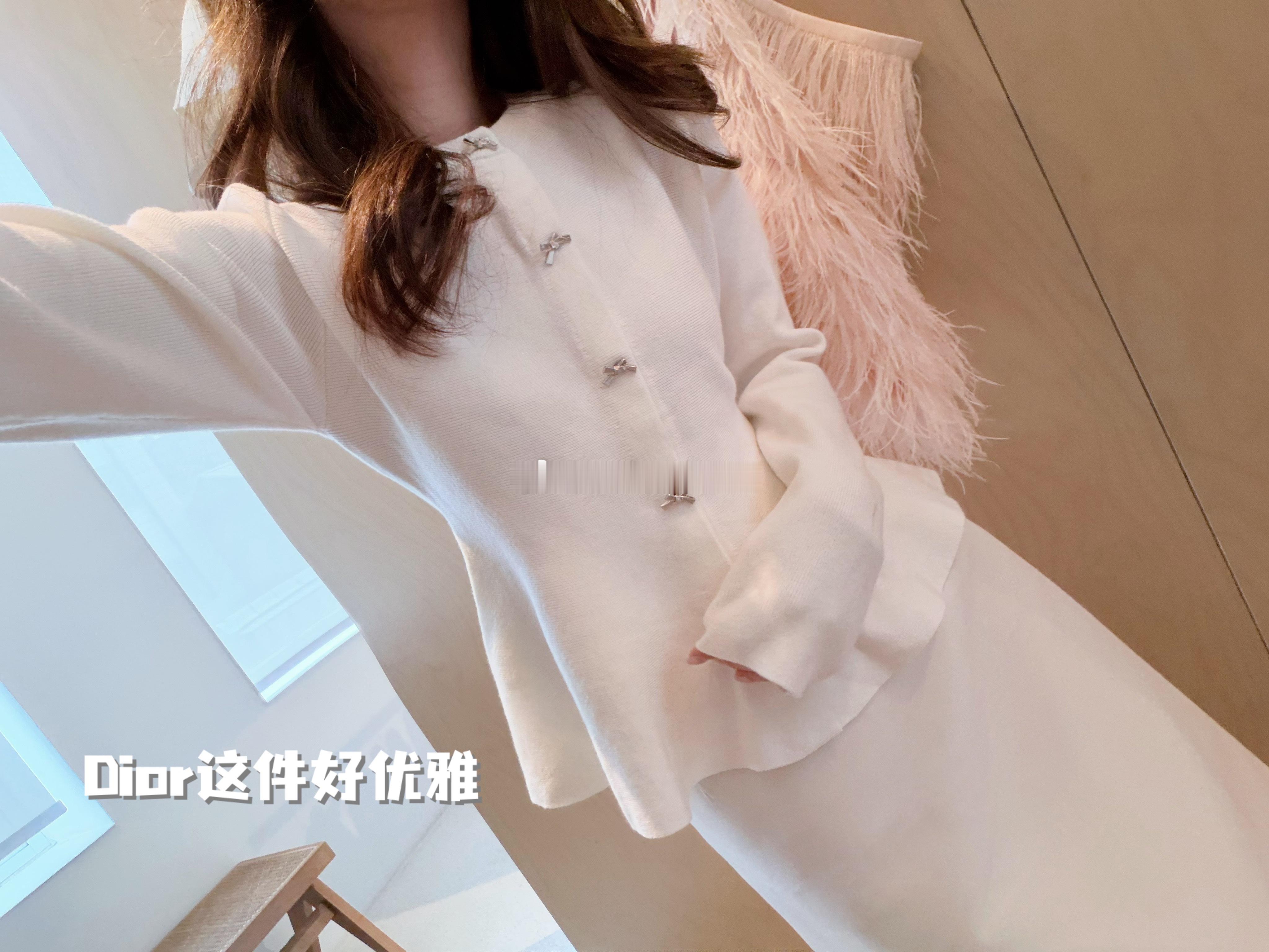📱iph18测评一下 像个搬砖好沉
拍照发热还是好严重 但是多了一些拍照滤镜 
柔肤模式感觉照片软软的 1就是原图 
颜色喜欢 淡蓝色 不像商务裤衩
如果不是拍照太费手机真没必要换
#iphone18promax##苹果# ​