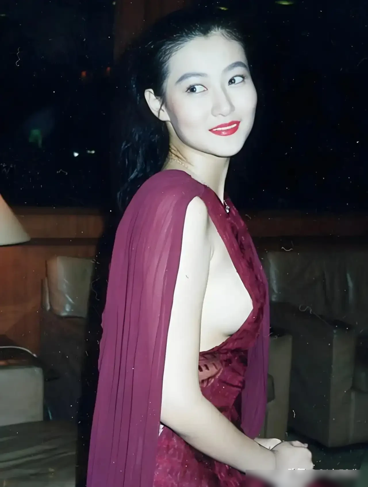 袁咏仪说，站在她面前，觉得自己简直像个男人。连大导演陈嘉上，都只敢隔着监视器偷偷看她。
这个被金庸形容为月光般清冷惊艳的女人，叫关之琳。
八九十年代的香港，神仙打架。但关之琳，硬是稳坐了香江第一美人。当年徐克拍《黄飞鸿》，嫌她长得太精致，逼着她几乎全素颜出镜。
没滤镜，没美颜，没P图。一个原生