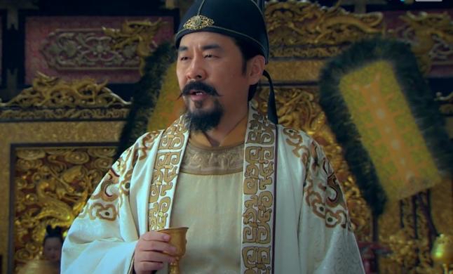 赵匡胤手段不算光明，为何百姓依然认可他？

历史上的赵匡胤，一直是最矛盾的开国皇帝。

论上位手段，他一点都不光彩。
趁后周主少国疑，欺负孤儿寡母，一场陈桥兵变、黄袍加身，兵不血刃夺走了别人的江山。放在道义层面，历来被无数人诟病，不够坦荡，不够正统。

可就是这样一个“夺权有瑕疵”的皇帝，为什么后世
