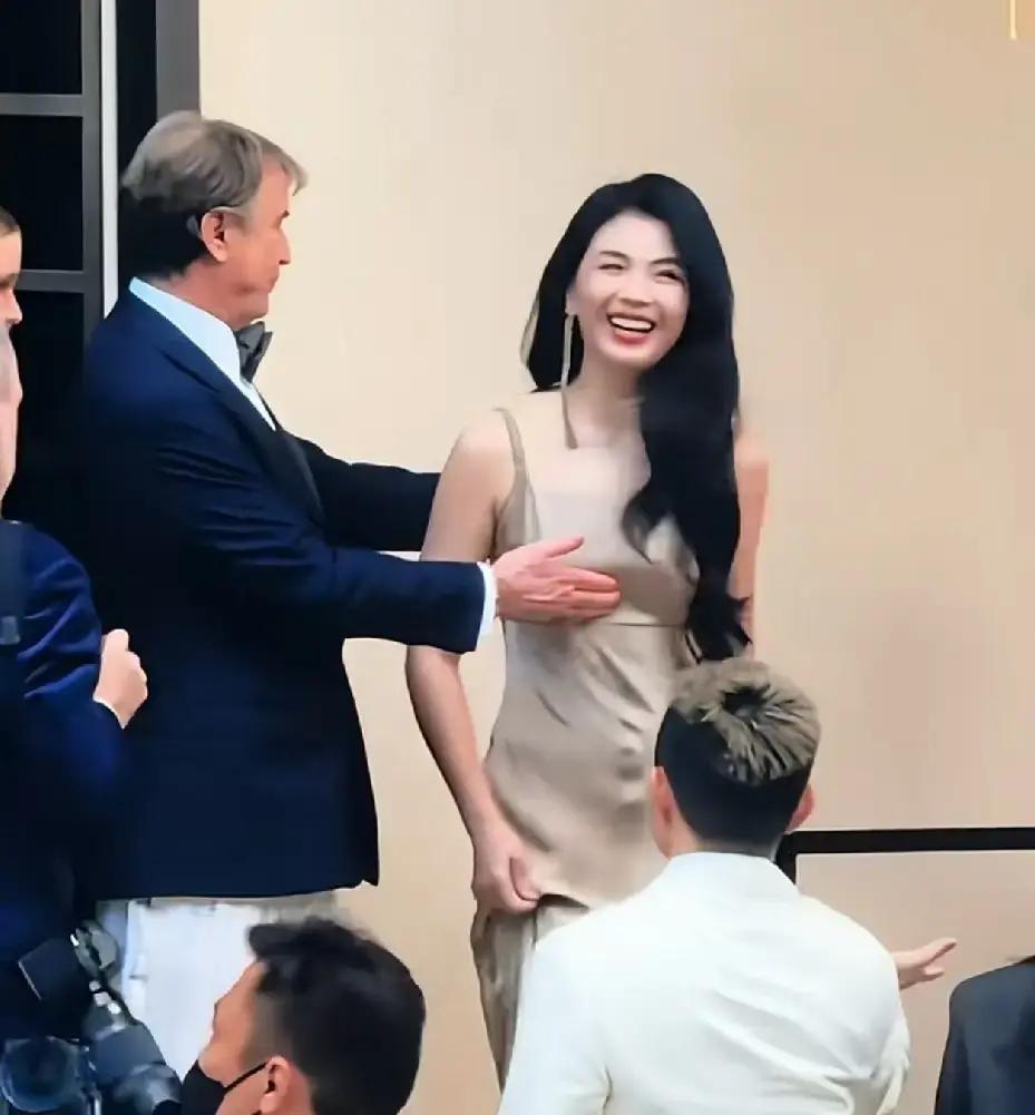 连刘涛和陈都灵这种级别的女演员，在品牌活动上都能被传成“当众被揩油”，现在的自媒体造起谣来真是不计后果。
点进那些标题极其抓人的视频，翻来覆去看了半天，愣是没找出一张实锤的近景截图。
事实无非就是品牌方创始人跟受邀嘉宾合个影、挽个胳膊，外加互相客气地打个招呼，顶多还有个顺手整理领结的动作。
结