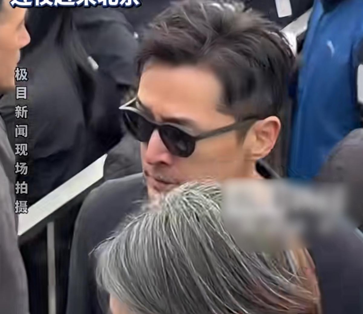 游本昌爷爷走了，胡歌去八宝山送他最后一程。现场照片里，胡歌眼眶泛红，鼻子也红了，一直在擦眼泪。
两个人是拍《繁花》才认识的，满打满算没几年。但游爷爷90岁了，没自己戏份也留在片场帮胡歌搭词陪练。胡歌说过，这是他入行以来最深刻的一堂表演课。
说实话，这种忘年交挺难得的。不是亲戚，不是师徒，就是一部戏结
