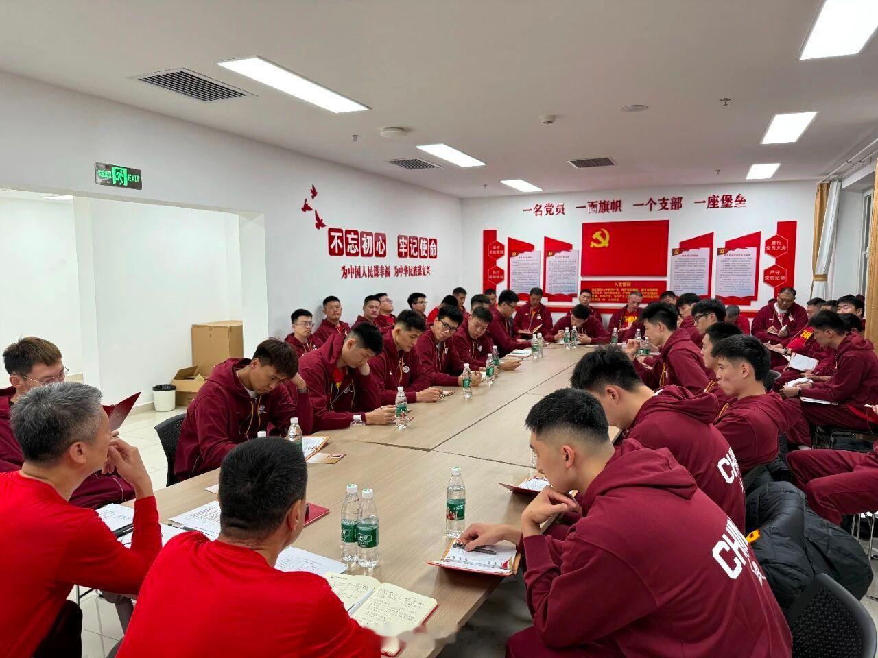 11月15日晚，完成本期集训首日训练的中国男篮，在北京国家体育总局训练...