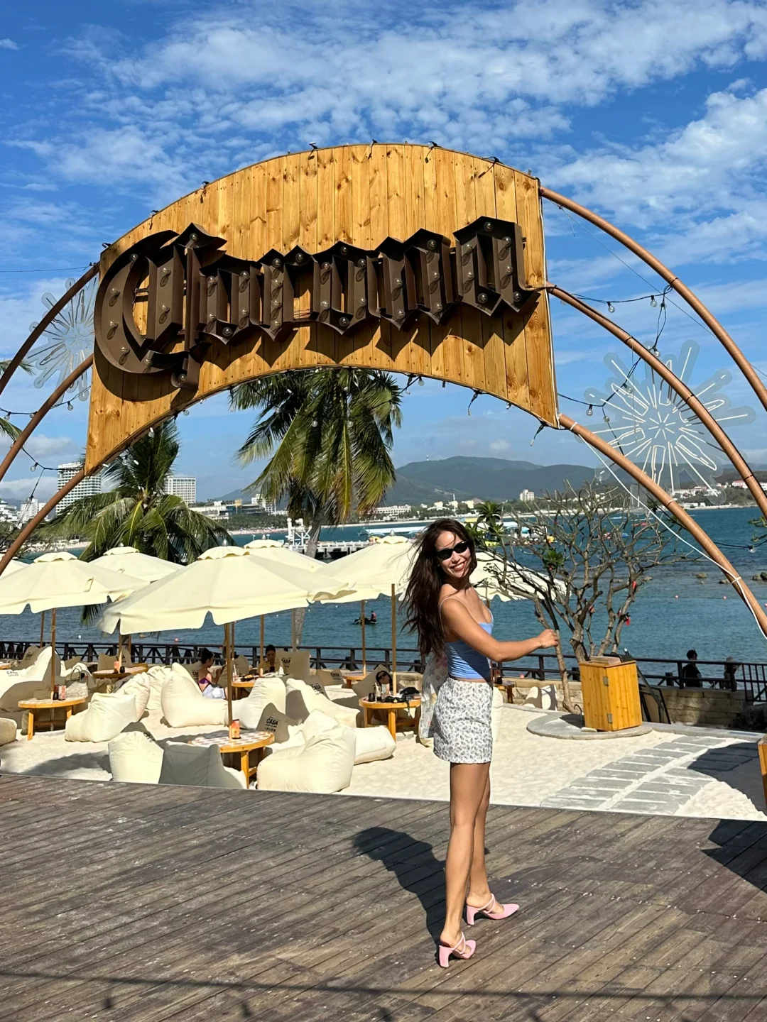 三亚最美海边沙滩bar