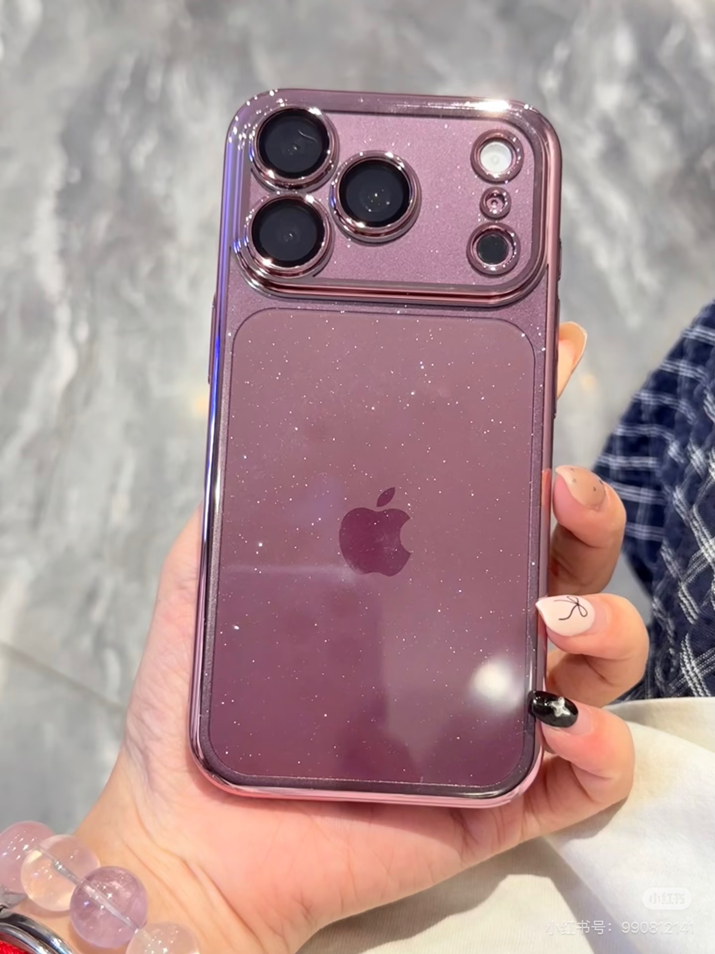 iPhone18 Pro系列再爆用不一样的内存颗粒。
1、256、512GB用的SK海力士、铠侠TLC颗粒。
2、1TB、2TB用的海力士QLC颗粒。

区别：一般来说TLC在读写、稳定性、寿命上要更好。QLC读写耐用性会比TLC差点。

但是在日常使用，刷视频，打电话，发微信上没啥区别。如果你是用