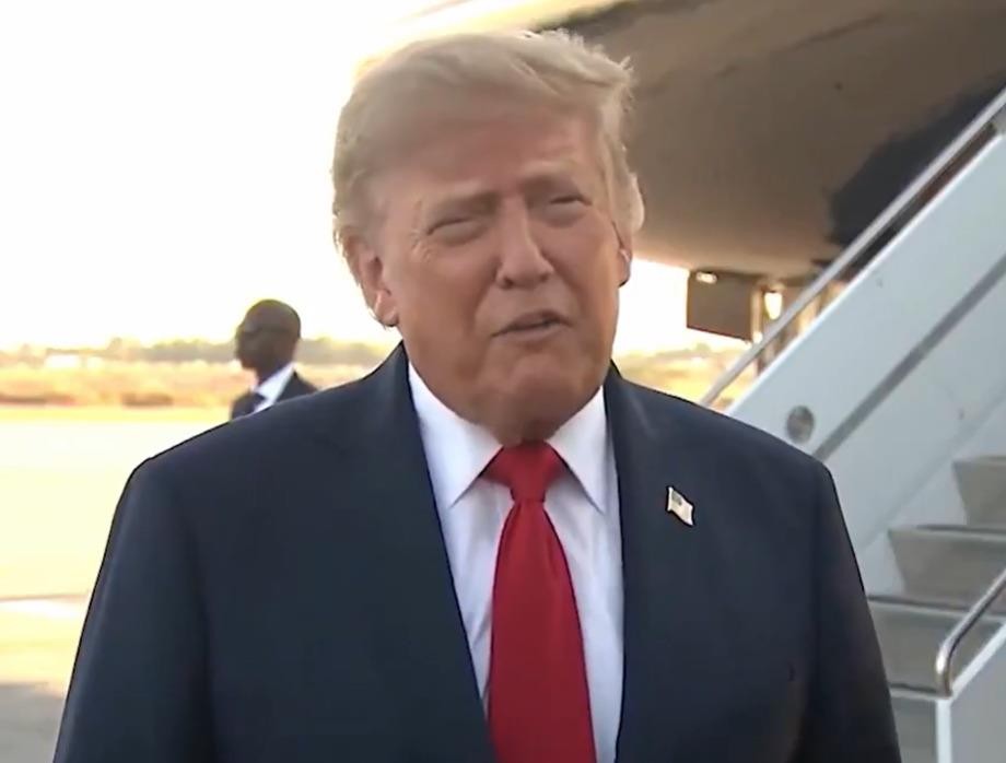 卡尼跑到欧洲找冯德莱恩握手谈合作，明说想跟欧盟搞个“独特同盟”，但没打算真加入。这边特朗普本来就对加拿大一肚子火，老觉得美国白保护了这小兄弟，现在看卡尼往欧洲跑，心里能痛快吗？
说句实在话，加拿大想多条路走，不想把鸡蛋全放美国一个篮子里，这心思不难理解。但特朗普那脾气，关税大棒已经抡起来了，后面还能